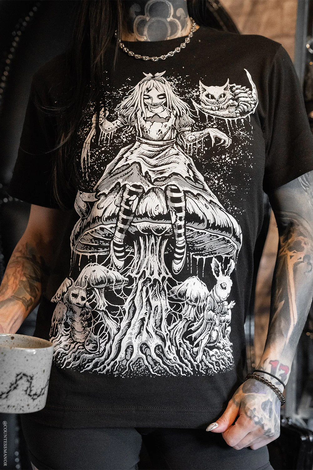T SHIRT - Alice Down The Rabbit