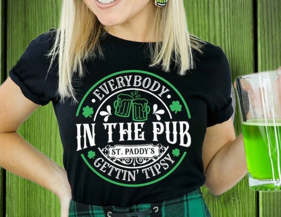 T SHIRT -St Patrick's Day Pub T-Shirt - Everybody In The Pub - hotRAGS.com